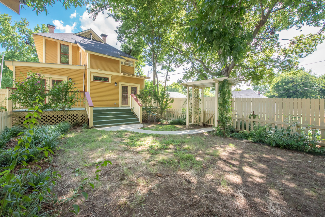 Huge deck and Enclosed, private garden